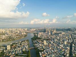 panorama- se av saigon, vietnam från ovan på ho chi minh stadens central företag distrikt. stadsbild och många byggnader, lokal- hus, broar, floder foto