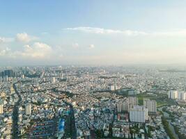 panorama- se av saigon, vietnam från ovan på ho chi minh stadens central företag distrikt. stadsbild och många byggnader, lokal- hus, broar, floder foto