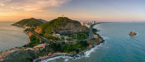 antenn se av vung tau stad, vietnam, panorama- se av de fredlig och skön kust stad Bakom de staty av christ de kung stående på montera nho i vung tau stad. foto