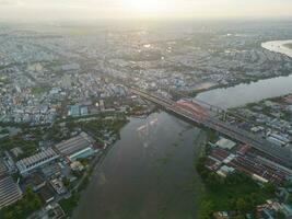 panorama- se av saigon, vietnam från ovan på ho chi minh stadens central företag distrikt. stadsbild och många byggnader, lokal- hus, broar, floder foto