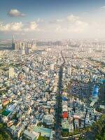 panorama- se av saigon, vietnam från ovan på ho chi minh stadens central företag distrikt. stadsbild och många byggnader, lokal- hus, broar, floder foto