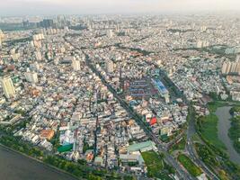 panorama- se av saigon, vietnam från ovan på ho chi minh stadens central företag distrikt. stadsbild och många byggnader, lokal- hus, broar, floder foto