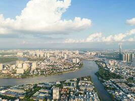 panorama- se av saigon, vietnam från ovan på ho chi minh stadens central företag distrikt. stadsbild och många byggnader, lokal- hus, broar, floder foto