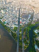 panorama- se av saigon, vietnam från ovan på ho chi minh stadens central företag distrikt. stadsbild och många byggnader, lokal- hus, broar, floder foto