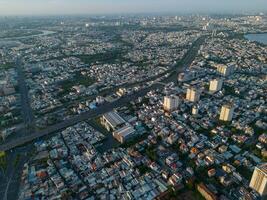 panorama- se av saigon, vietnam från ovan på ho chi minh stadens central företag distrikt. stadsbild och många byggnader, lokal- hus, broar, floder foto