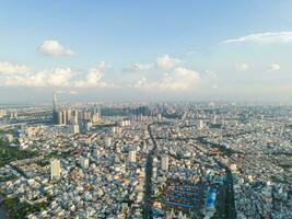 panorama- se av saigon, vietnam från ovan på ho chi minh stadens central företag distrikt. stadsbild och många byggnader, lokal- hus, broar, floder foto