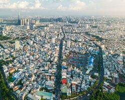 panorama- se av saigon, vietnam från ovan på ho chi minh stadens central företag distrikt. stadsbild och många byggnader, lokal- hus, broar, floder foto