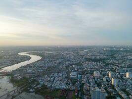 panorama- se av saigon, vietnam från ovan på ho chi minh stadens central företag distrikt. stadsbild och många byggnader, lokal- hus, broar, floder foto