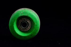 en grön vält hjul med en hål i den foto