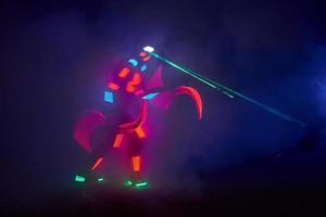 lasershowföreställning, dansare i leddräkter med ledlampa, mycket vacker nattklubbföreställning, fest foto