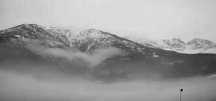 vinter- landskap av de aosta dal, de alps berg räckvidd i december 2023 på de början av de kall vinter- foto