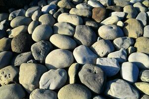 en lugg av stenar på de strand foto