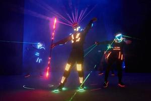 lasershowföreställning, dansare i leddräkter med ledlampa, mycket vacker nattklubbföreställning, fest foto