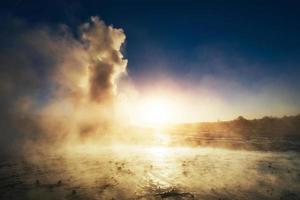 fantastisk solnedgång strokkur gejsarutbrott på Island. fantastiska färger foto