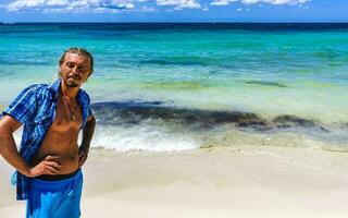 manlig turist reser man Framställ modell playa del carmen Mexiko. foto