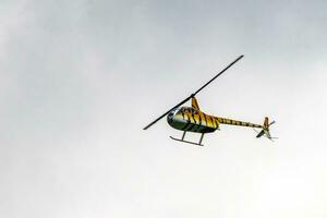 playa del carmen quintana roo mexico 2022 turist helikopter flugor över de karibiska hav i Mexiko. foto