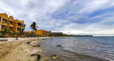 tropisk karibiska strand människor parasoller roligt playa del carmen Mexiko. foto