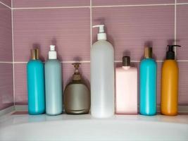 plastflaskor i olika färger med tvättmedel, duschgel, schampo foto