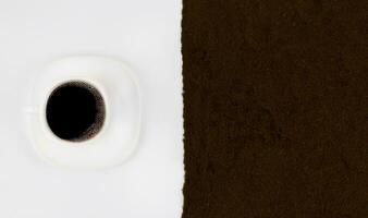 kopp av kaffe med jord kaffe på en vit bakgrund. foto