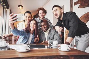 selfie av unga leende tonåringar som har kul tillsammans. bästa vänner som tar selfie utomhus med bakgrundsbelysning. lyckligt vänskapskoncept med unga människor som har roligt tillsammans foto