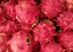 natur bild. tropisk frukt, de närbild bakgrund av färsk rosa drake frukt foto