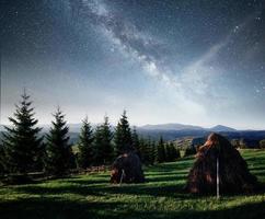 bergskedja i karpaterna under höstnatten under stjärnorna. fantastiskt evenemang. Ukraina, Europa foto
