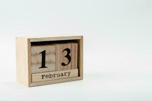trä- kalender februari 13 på en vit bakgrund foto