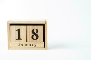 trä- kalender januari 18 på en vit bakgrund foto