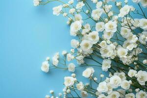 ai genererad delikat charm vit Gypsophila eller babys andetag på blå bakgrund foto