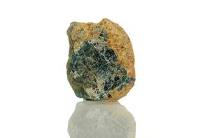 makro mineral sten chrysocolla på en vit bakgrund foto