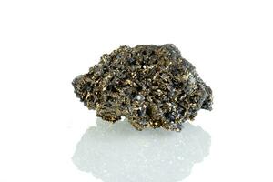 makro sten mineral kvarts pyrit på en vit bakgrund foto
