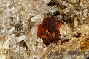 makro mineral kvarts sten med limonit och lepidolit svart bakgrund foto