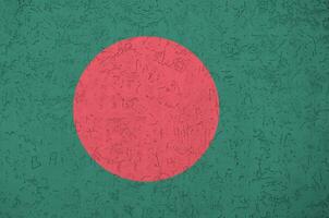 bangladesh flagga avbildad i ljus måla färger på gammal lättnad putsning vägg. texturerad baner på grov bakgrund foto