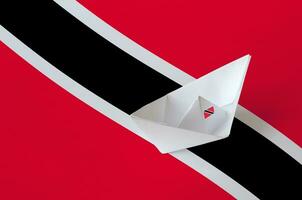 trinidad och tobago flagga avbildad på papper origami fartyg närbild. handgjort konst begrepp foto