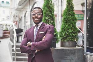 lyckligt leende av en framgångsrik afroamerikansk affärsman i kostym