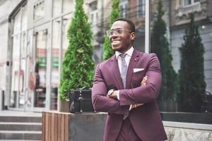 lyckligt leende av en framgångsrik afroamerikansk affärsman i kostym