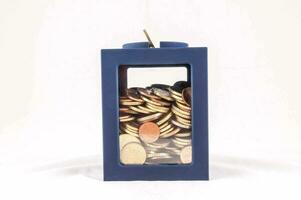 en små låda med mynt inuti foto