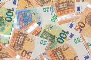 annorlunda euro sedlar pengar bakgrund. euro pengar valuta. färgad papper pengar. en massa av femtio euro räkningar. företag, finanser, kontanter och pengar sparande begrepp foto
