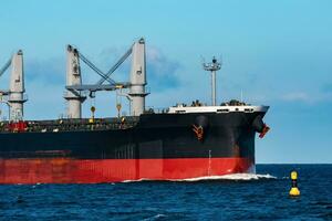 svart bulker fartyg. logistik och handelsvaror transporter foto