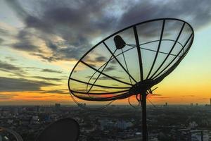 silhuett av en parabolantenn vid solnedgången foto