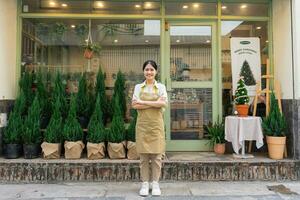 porträtt av asiatisk kvinna arbetssätt i en växt affär foto