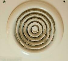 smutsig elektrisk kanal fläkt av badrum extraktor huva, behöver rengöring för rätt ventilation foto