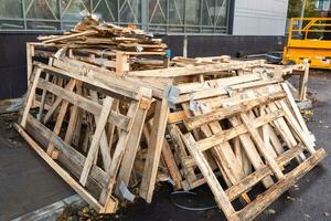 staplade trä- plankor och demonteras spjällåda på konstruktion område foto