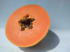 papaya skiva på vit bakgrund foto