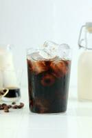 kall svart kaffe med is kuber på en vit bakgrund. foto