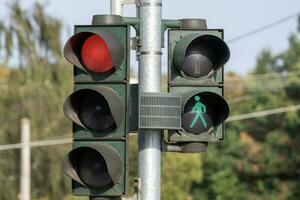 röd och grön trafik ljus i Tyskland foto