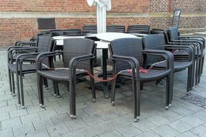 tabell och stolar i en utomhus- restaurang foto