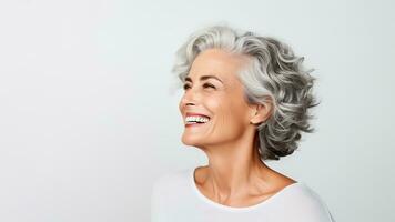 ai genererad 50s mitten åldrig äldre senior modell kvinna med grå hår leende vit bakgrund. ai genererad foto