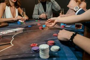 gaming tabell i kasino med kort, vadhållning pommes frites och människor spelar poker foto