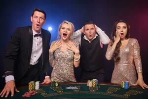 grupp av en eleganta rik vänner är spelar poker på kasino. foto